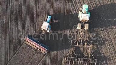 用挂载播种机对耕田作物进行直接播种的拖拉机的空中视野。 技术技巧